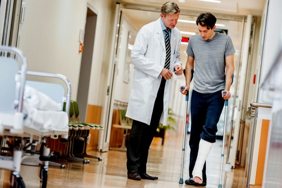 doctor-with-injured-man